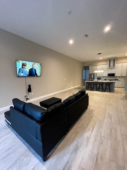 Building Photo - 415 4th Ave SW