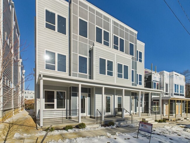 Building Photo - 907 Bainbridge St