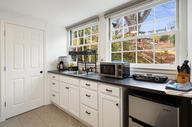 Building Photo - Longview Road