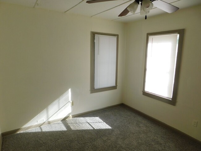 Building Photo - 2 bedroom, 1 bathroom duplex located in Au...