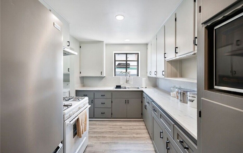 Building Photo - 6008 Dunrobin Ave