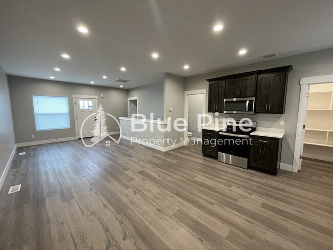 Building Photo - 5844 Wildrose Ave