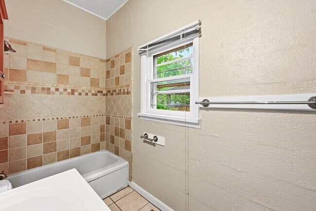 Building Photo - $4,720.95 with $300 off the first month's rent, 5 Beds - 5 Bath, Single Family Home in Denver wit...