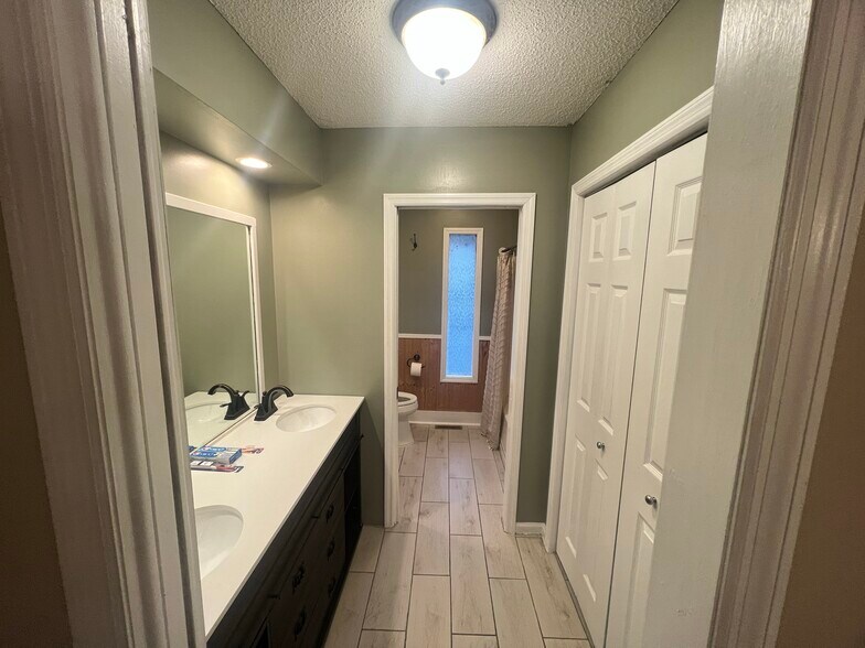 Upstairs Full Bathrom - 605 Redstone Dr