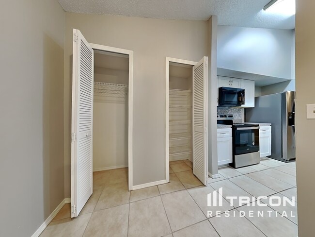 Building Photo - 9574 Villiers Dr N