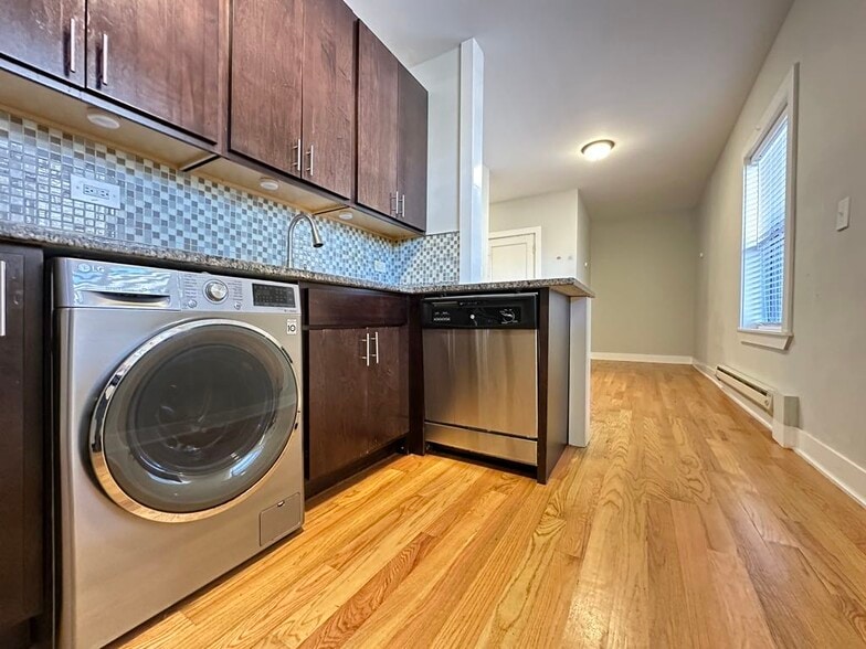 Building Photo - 4425 N Wolcott Ave