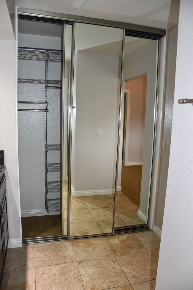 Building Photo - 3 Bedroom 2.5 Bath Hampton Court Condo Nea...