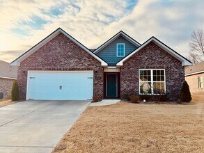 Building Photo - Partially furnished home close to everything