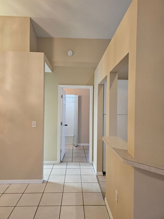 Building Photo - 627 25th Dr E