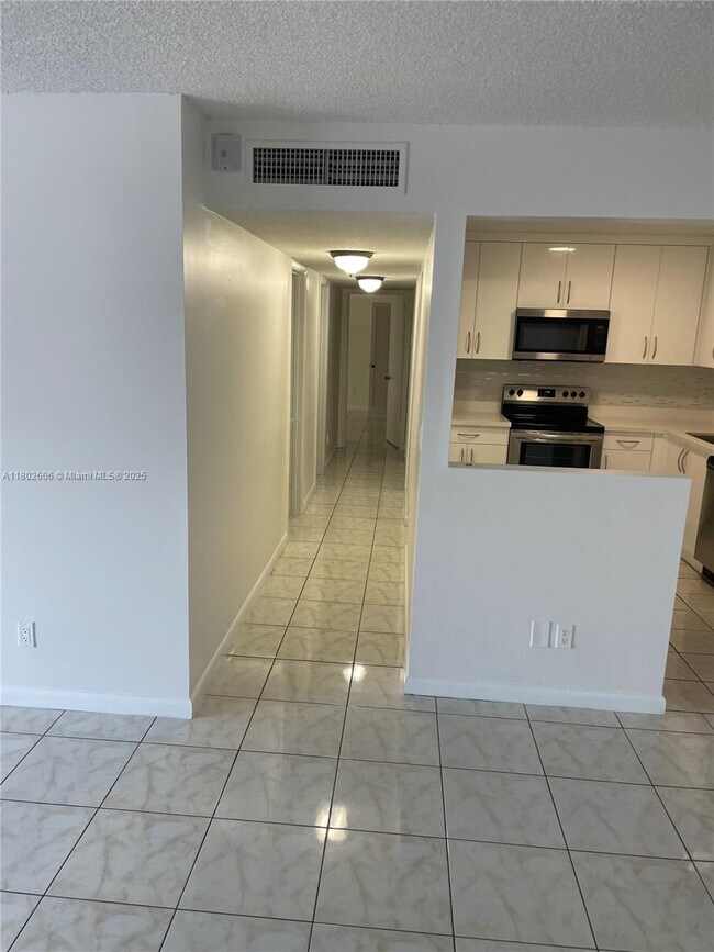 Building Photo - 13726 SW 90th Ave