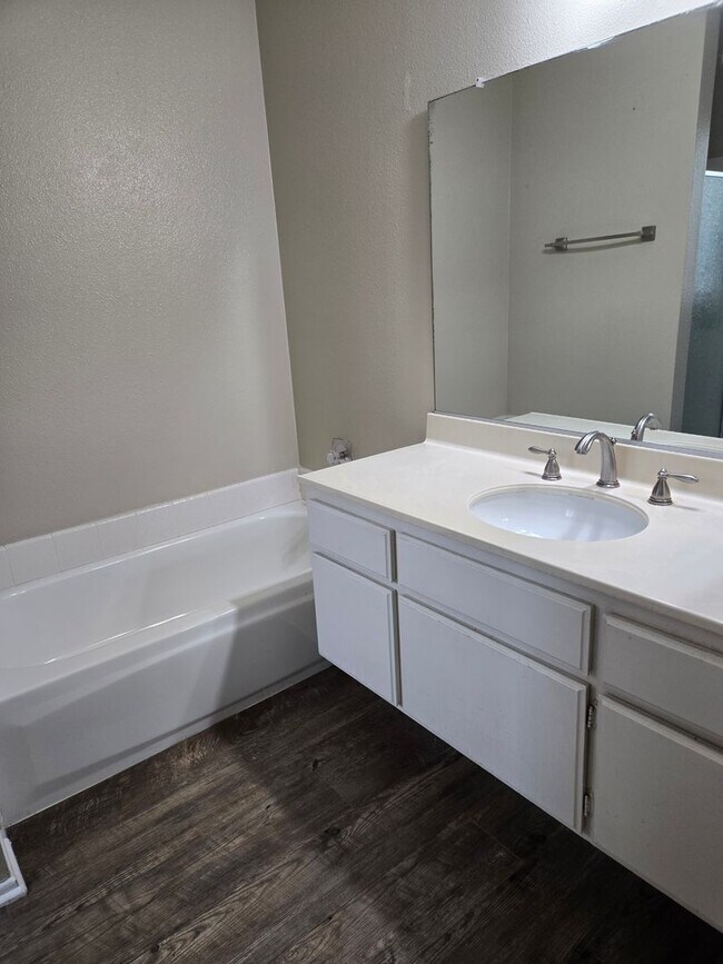 Building Photo - Santa Ana - Spacious 2 Bedroom, 2 Bath Hou...