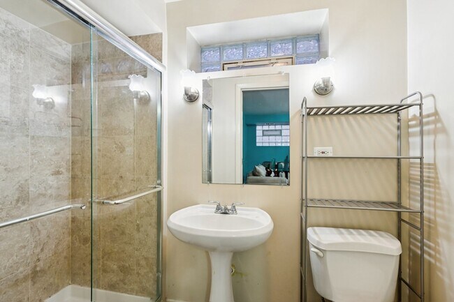 Building Photo - 3432 S Prairie Ave