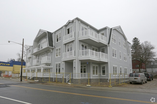 Building Photo - 322-326 Main St