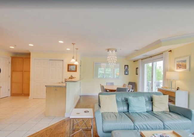 Building Photo - Move In Ready Winter Retreat in Downtown T...