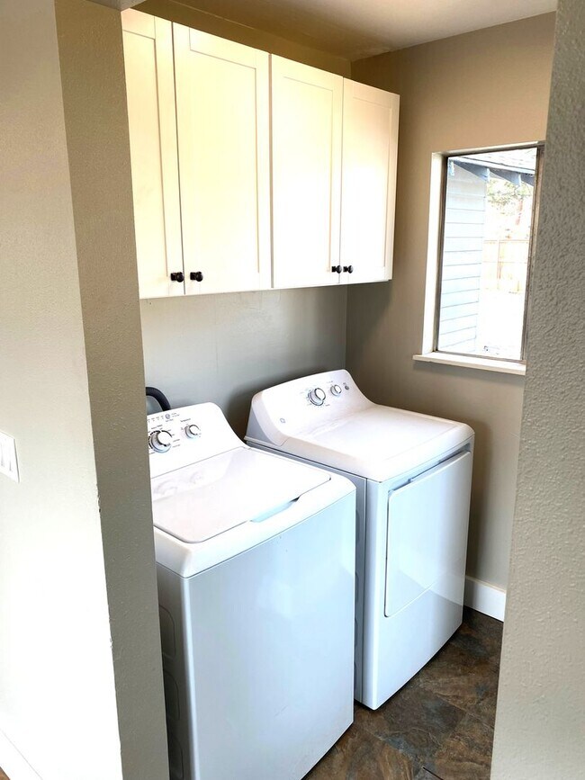 Building Photo - Charming West Side Bunglaow available now