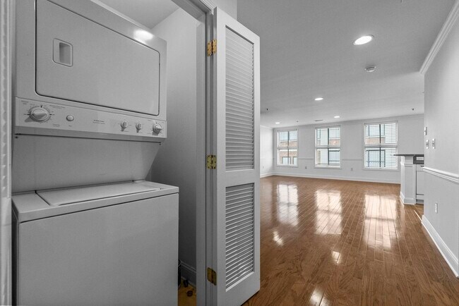 Building Photo - 812 Grand St