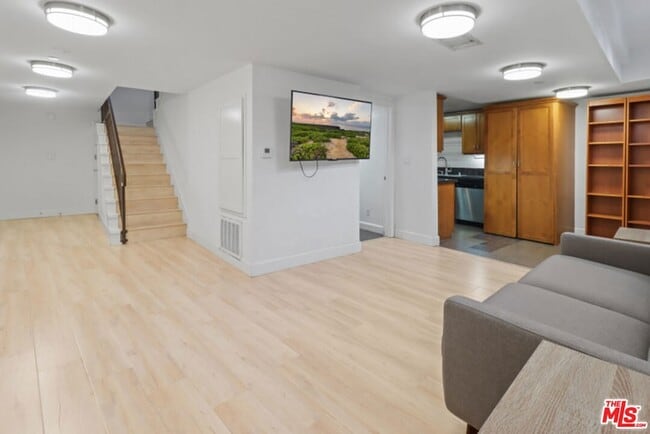 Building Photo - 10982 Roebling Ave