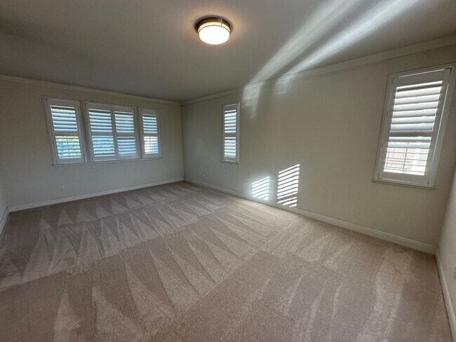 Building Photo - Beaitiful 4 Bedroom, 2.5 Bath Mountain Hou...