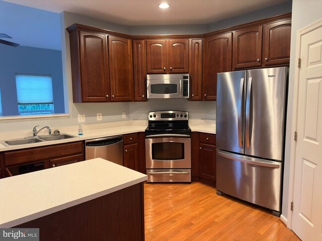 Building Photo - 321 Drake Dr