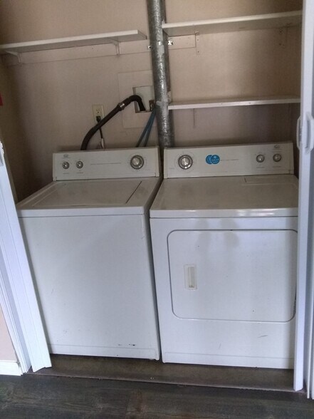 Building Photo - 113 E Poos Dr