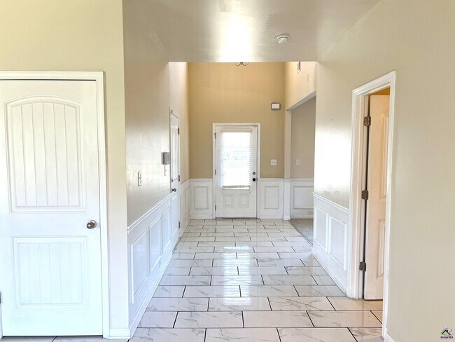 Building Photo - 807 Citrona Dr