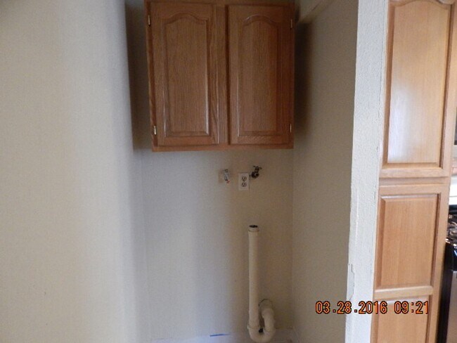 Building Photo - Riverside - GATED 3 Bedroom Condo in Sprin...