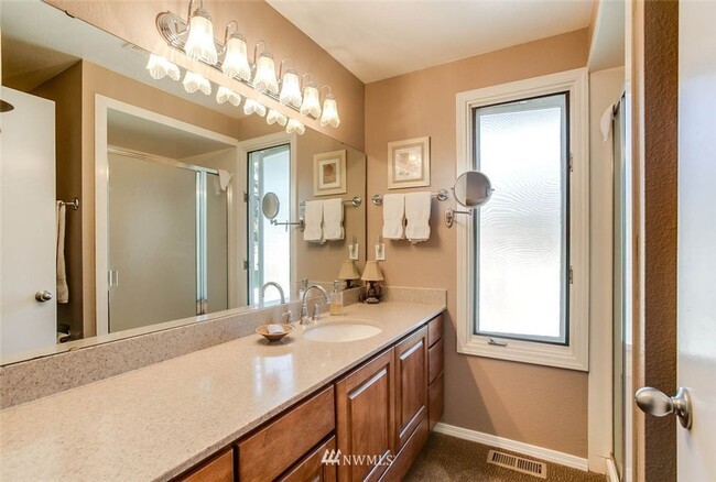 Building Photo - 3 bedroom 2.5 bathroom single family house...