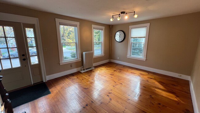 Building Photo - Lovely 3 Bedroom New Englander in Wonderfu...