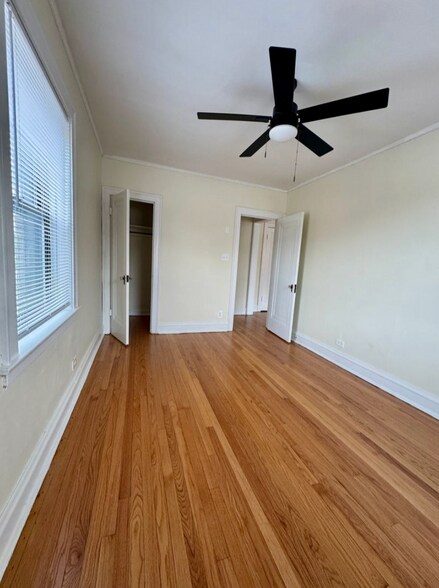 Building Photo - 2420 W Lunt Ave