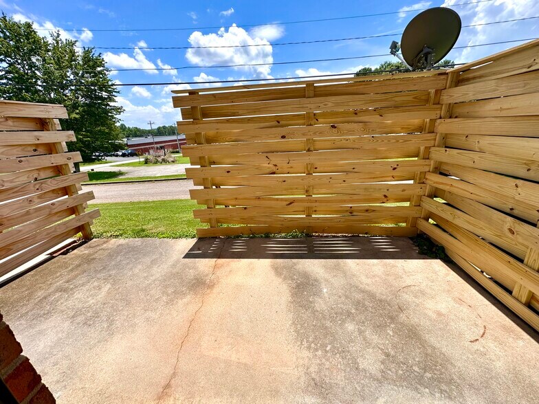 Private patio - 3730 Old Flowery Branch Rd
