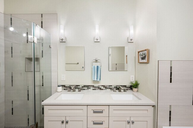 Building Photo - Furnished 2BD, 2BA Corner Unit Condo in Lowry