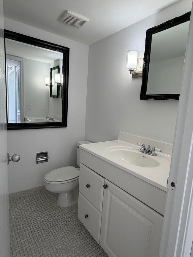 Building Photo - 5600 N Flagler Dr