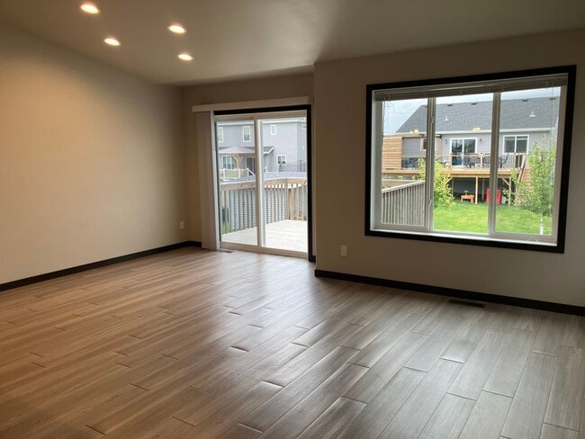 Building Photo - 4 Bed 3 Bath Single Family Home