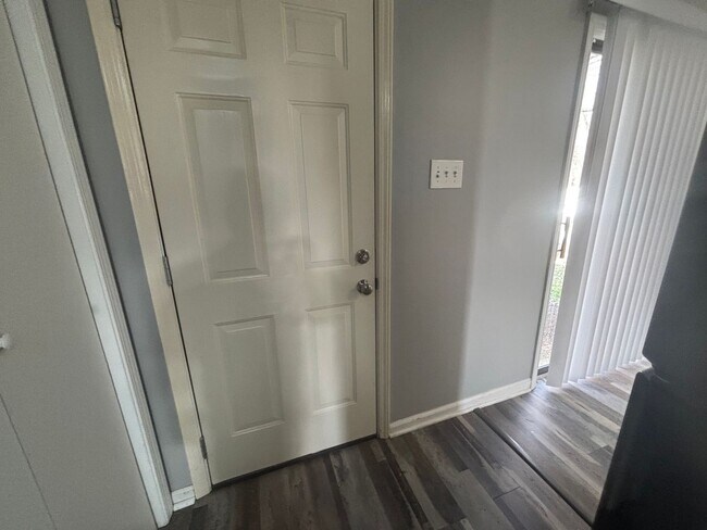 Building Photo - 5756 Crievewood Dr