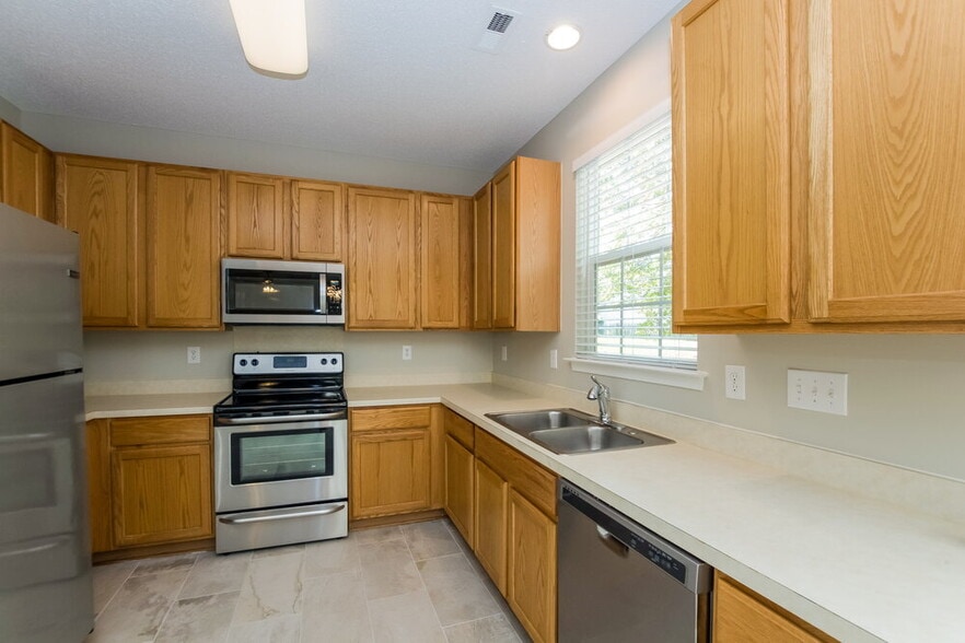 Building Photo - 4521 Hyperion Ct