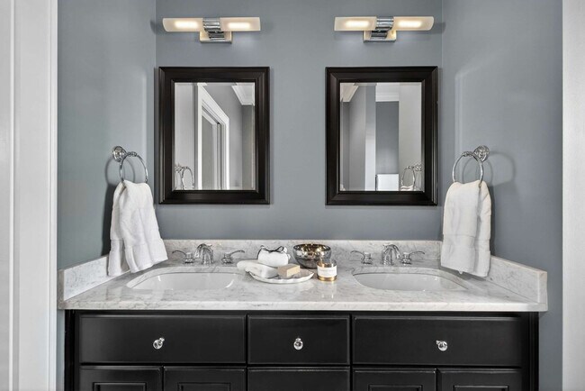 Building Photo - 611 N Pine St