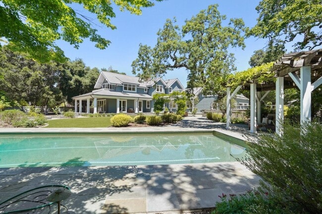 Building Photo - 42 Camino Por Los Arboles