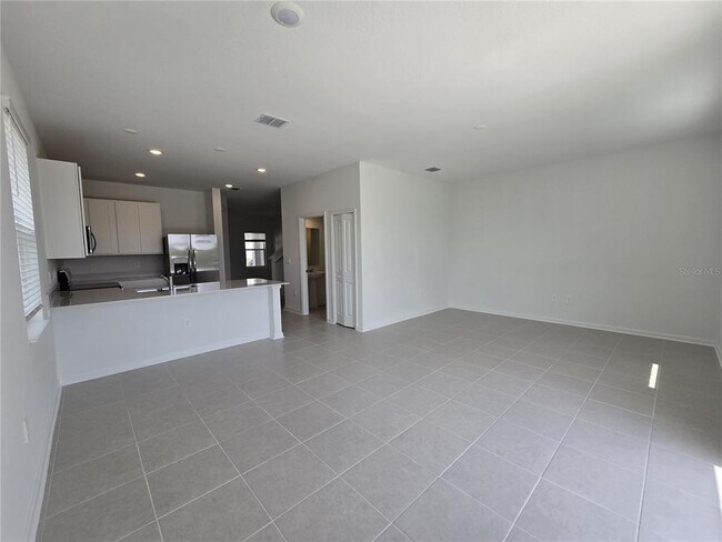 Building Photo - 3062 Chantilly Dr