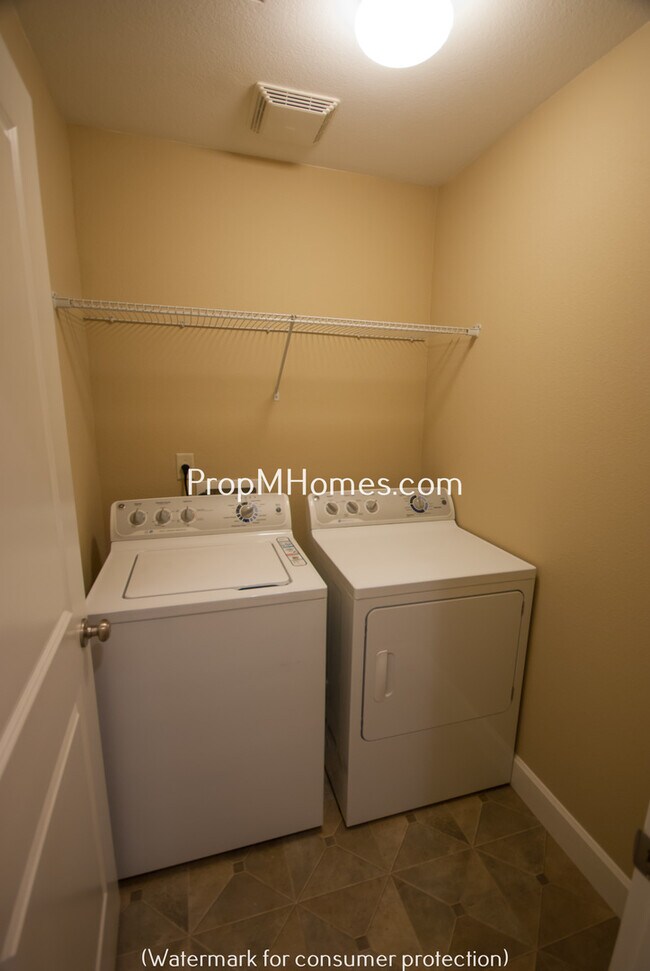 Building Photo - Beautiful Damascus Three Bedroom Townhouse in Wind Swept Waters!