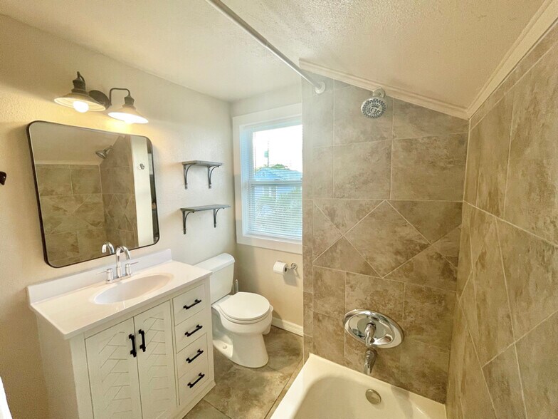 Building Photo - 7700 Boca Ciega Dr