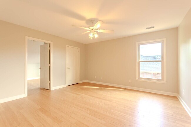 Building Photo - 5 Bedroom Home in Hermitage! Backs Up To T...