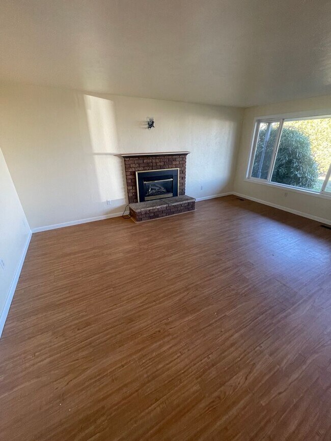 Building Photo - Must See 3 Bedroom with Fenced Yard!