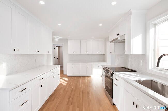 Building Photo - 10 Greenwood Ave