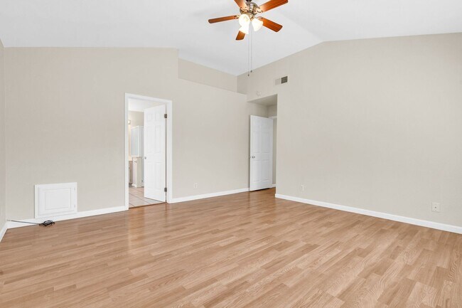 Building Photo - 880 Woodsong Ln