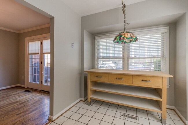 Building Photo - Beautiful 3 Bedroom 3/2 Bath Brick End Uni...