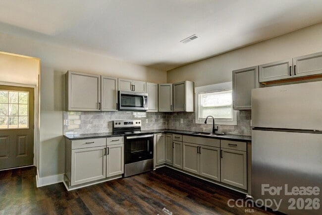 Building Photo - 221 Walker St