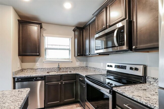 Building Photo - 421 St James Pl