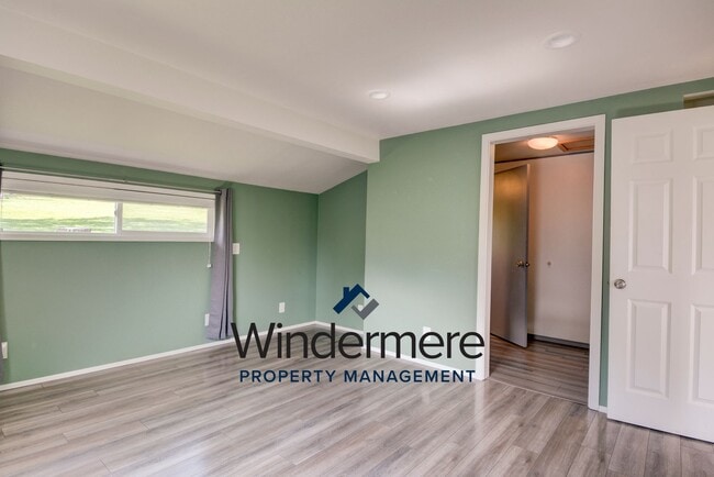 Building Photo - Charming 1 bed 1 bath With A View