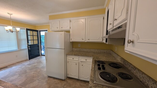 Building Photo - 2622 Kingston Dr