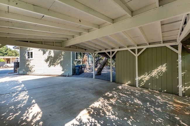 Building Photo - 17 Sherwood Dr